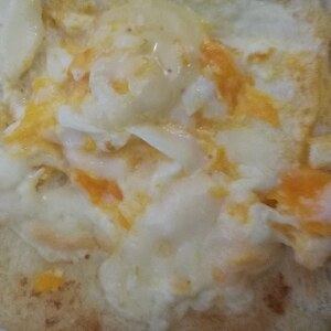 卵と玉ねぎのタルタルエッグトースト